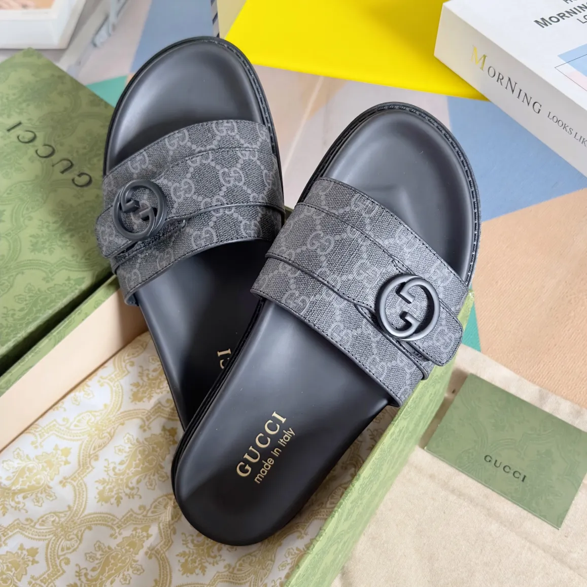 [G Home] Men's Men's Shoes💰: 300💰Size: 38-45 🆕2024Gucci Gucci Summer New Style Double G Presbyopia Flip-flops Cross Sandals Thick Sole Slippers Beach Shoes Original Purchase and Development Production G family's 2024 new summer dark horse items, fashion bloggers at home and abroad have put on the show, and it has become popular on social platforms at home and abroad. Fashionistas must pay for it, and they spend a lot of money to create ingenious craftsmanship and accurately restore every detail. Exquisite packaging at the delivery counter🛍📦 ▪️ Fabric: Original imported double G presbyopic leather ▪️ Lining: Original imported leather ▪️ Sole: Original open molded T men's shoes 💰U outsole ▪️ Bottom thickness: 3CM